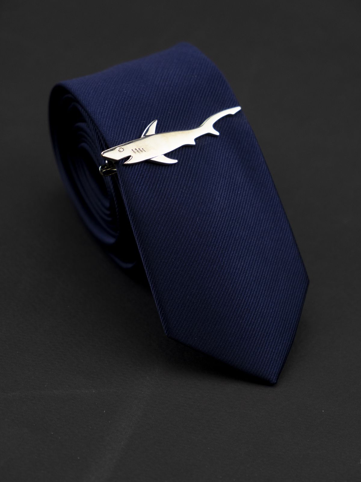 Зажим для галстука Акула Белый купить. Состав: Ювелирный спав (alloy), Цвет: Белый, Габариты: 65 мм х 20 мм , Вес: 15; 