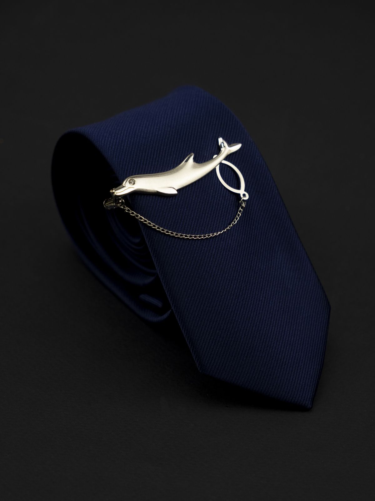 Зажим для галстука дельфин купить. Состав: Ювелирный сплав (alloy), Цвет: Серебристый, Габариты: 5,5 см. х 2 см., Вес: ; 