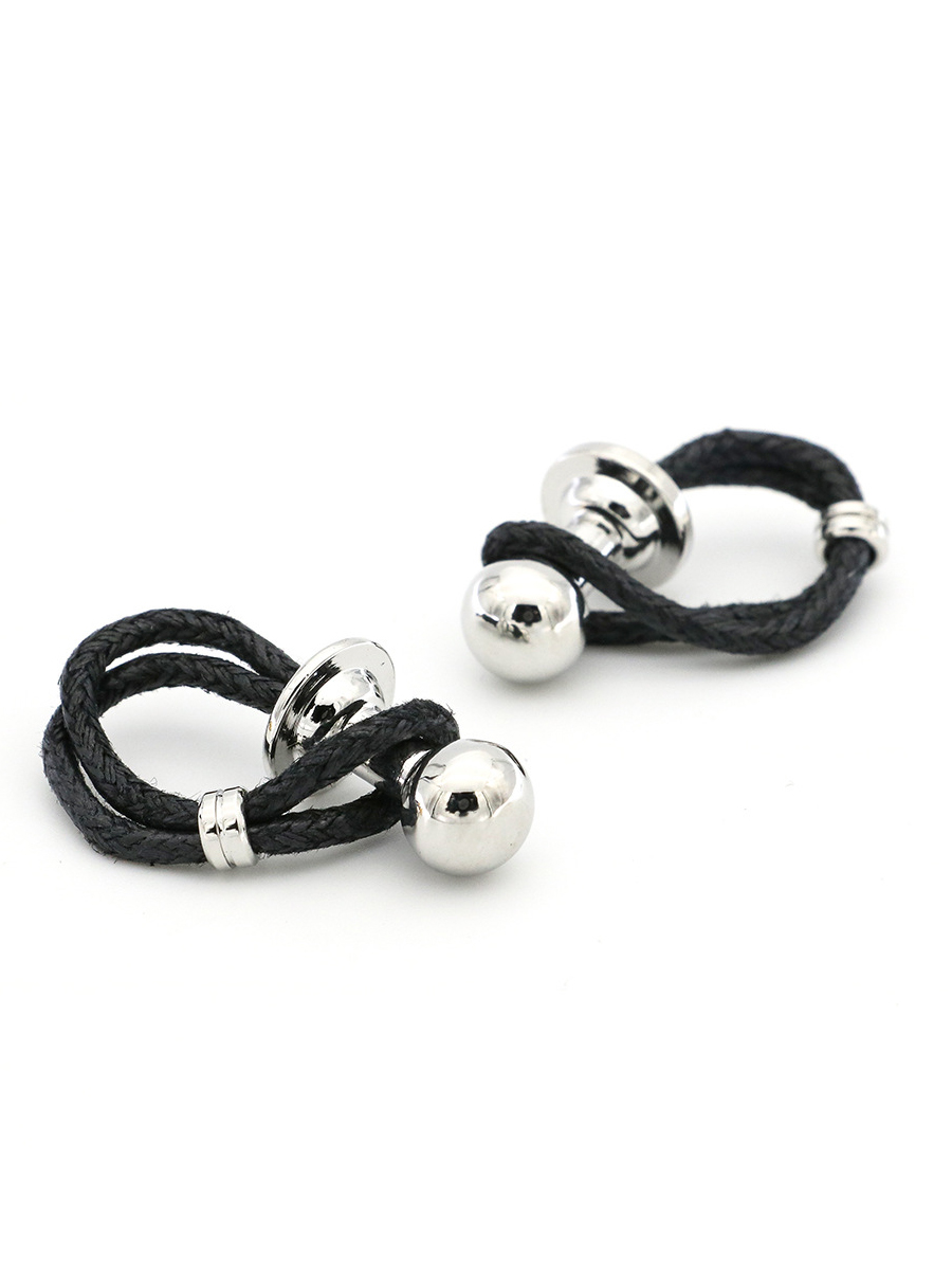 Запонки классические веревочные Запонки классические веревочные, Материал: Ювелирная сталь Канат, Цвет: Стальной, черный, Размеры: стальная часть 8 мм х 18 мм, общая длина изделия в развернутом виде 75 мм, длина петельки 60 мм, общие размеры изделия 34 мм х 19 мм, вес: 8 гр., подарочная упаковка бесплатно.