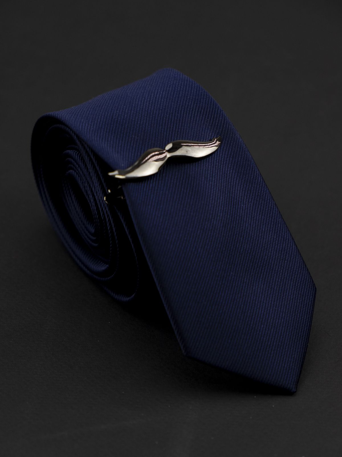 Зажим для галстука Усы темно-серые купить. Состав: Ювелирная сталь 316L, Цвет: Темно-серый, Габариты: 55 мм х 10 мм, Вес: 10 гр.; 