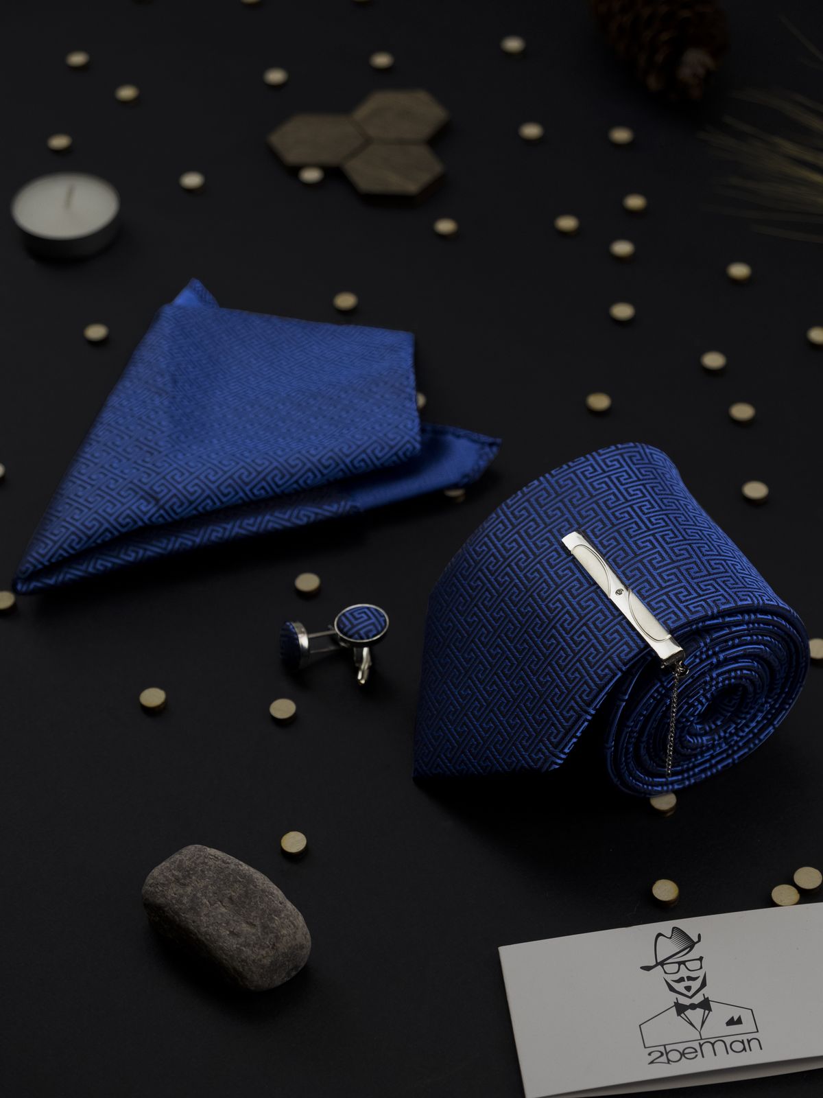 Комплект: галстук, запонки, платок, зажим голубой с орнаментом описание: Материал - Хлопок, Размеры - 8 см х 145 см, Цвет - Голубой, Страна производства - Китай;