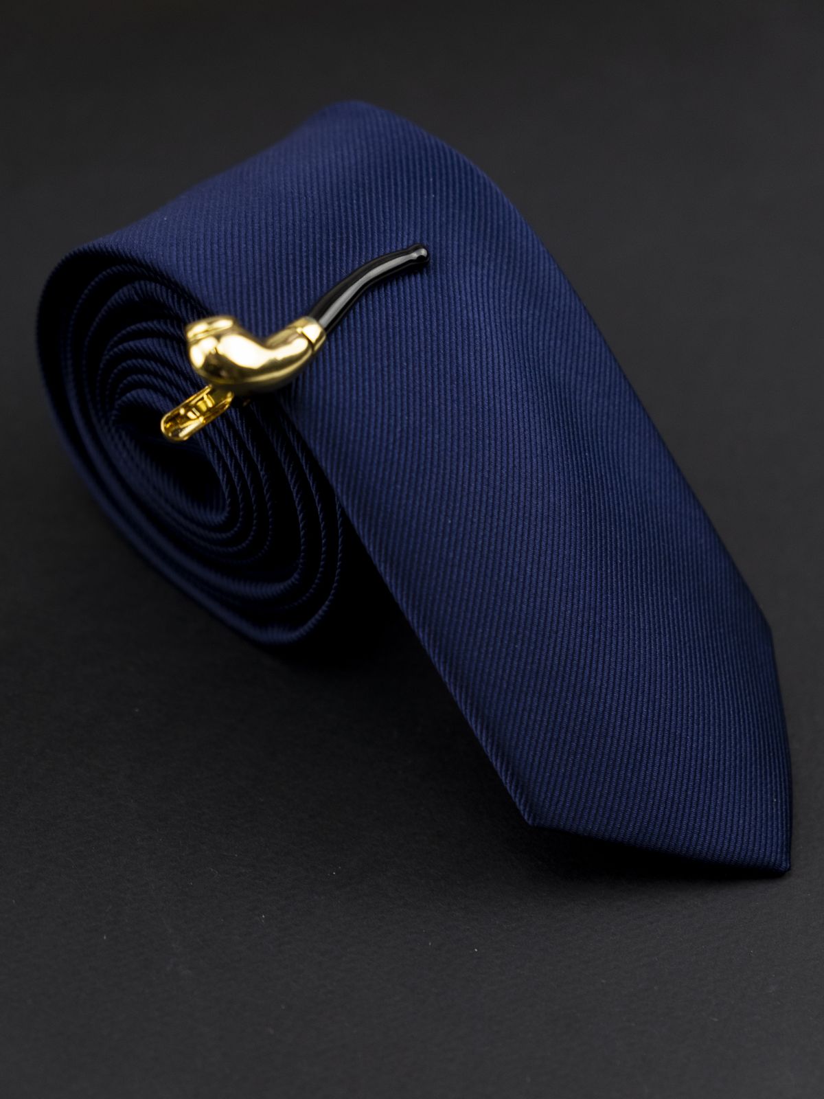 Зажим для галстука трубка купить. Состав: Медь Акрил, Цвет: Черно-золотой, Габариты: 50 мм х 13 мм, Вес: 8 гр.; 