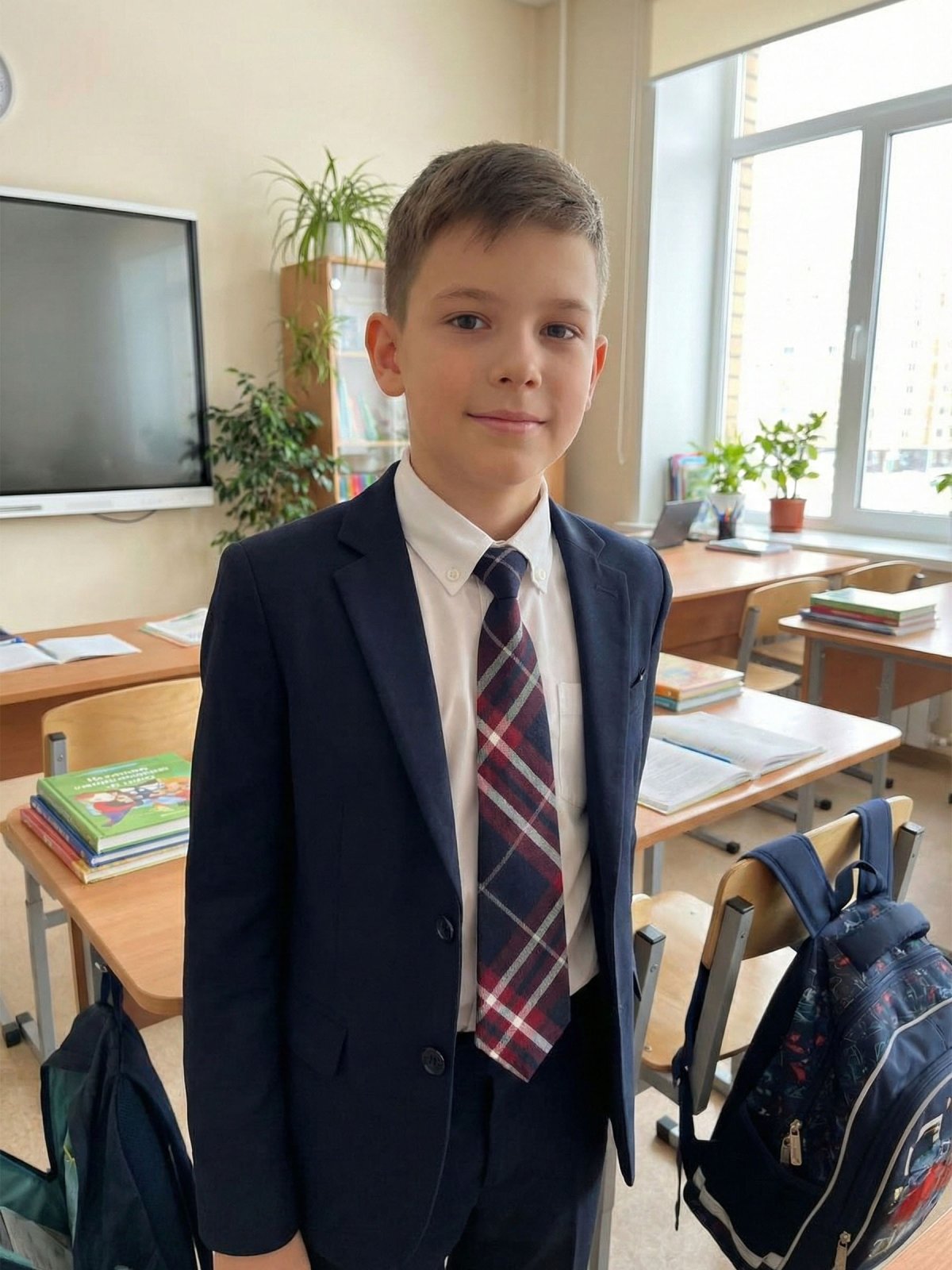 Школьный галстук на резинке в красно- белую полоску купить Описание Школьный галстук на резинке в красно- белую полоску: Размер - Длина галстука 35 см, ширина (в самом широком месте): 7 см, Цвет - Темно- синий, Страна производитель - Россия;