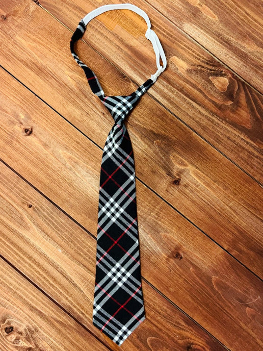 Описание Школьный галстук на резинке в бело- красную полоску: Размер - Длина галстука: 35 см Ширина (самое широкое место): 7 см, Цвет - Черный, белый, красный, Страна производитель - Китай;