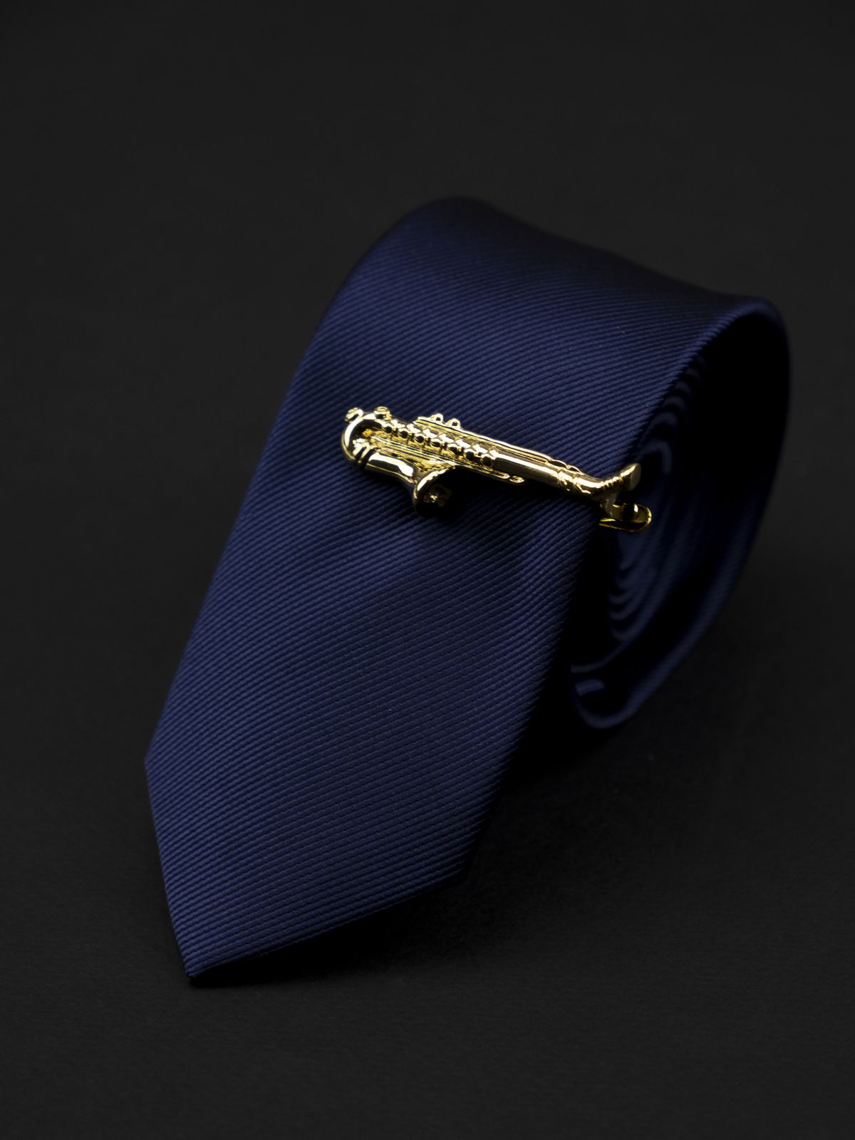 Зажим для галстука саксофон золотой  купить. Состав: Ювелирная сталь 316L, Цвет: Золотой , Габариты: 5 см. х 2 см., Вес: 12; 