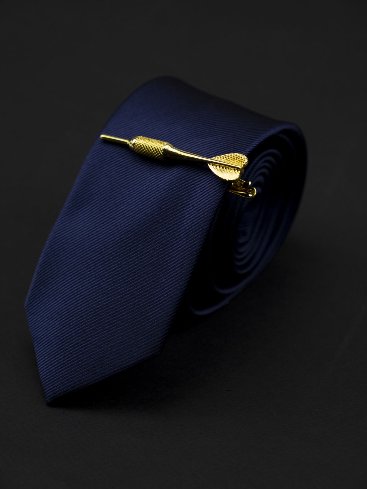 Зажим для галстука дротик золотой купить. Состав: Ювелирная сталь 316L, Цвет: Золотой, Габариты: 60 мм х 10 мм (в самой широкой части), Вес: 23 гр.; 