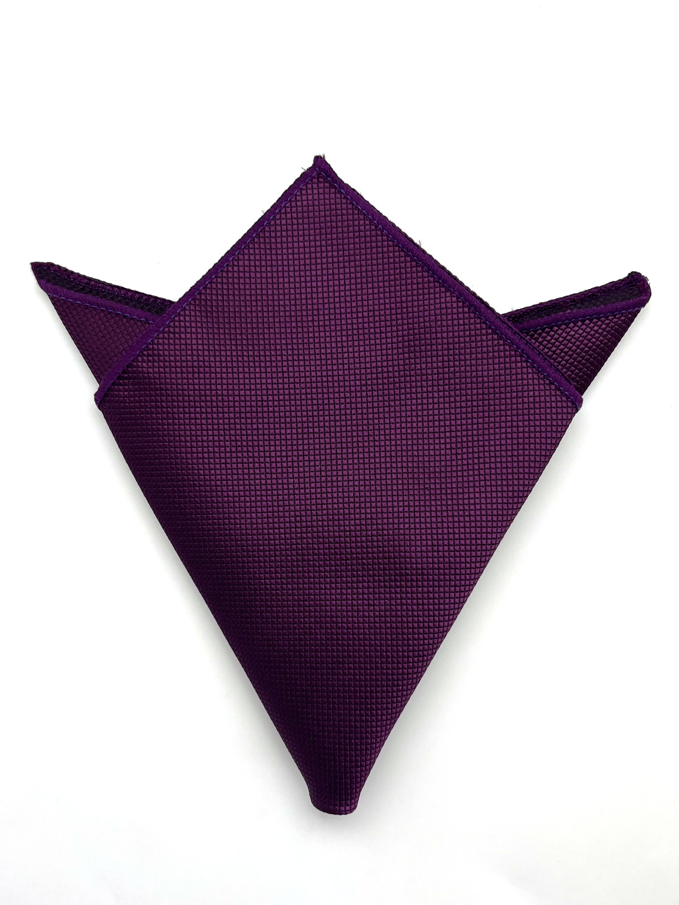 Платок в карман пиджака фиолетовый с ромбовидной текстурой описание: Материал - Полиэстер, Размеры - 24 см х 24 см, Страна производства - Турция;
