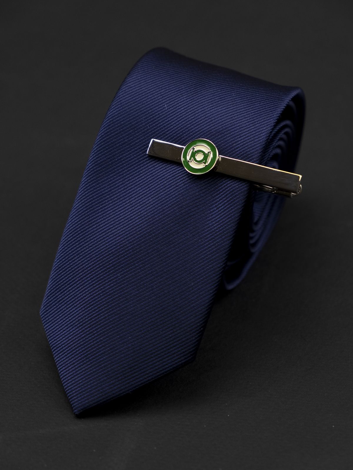 Зажим для галстука Зеленый Фонарь (Green Lantern)  купить. Состав: Эмаль Ювелирная сталь 316L, Цвет: Стальной, зеленый, Габариты: 55 мм х 5 мм (лого диаметр 13 мм), Вес: 12 гр.; 