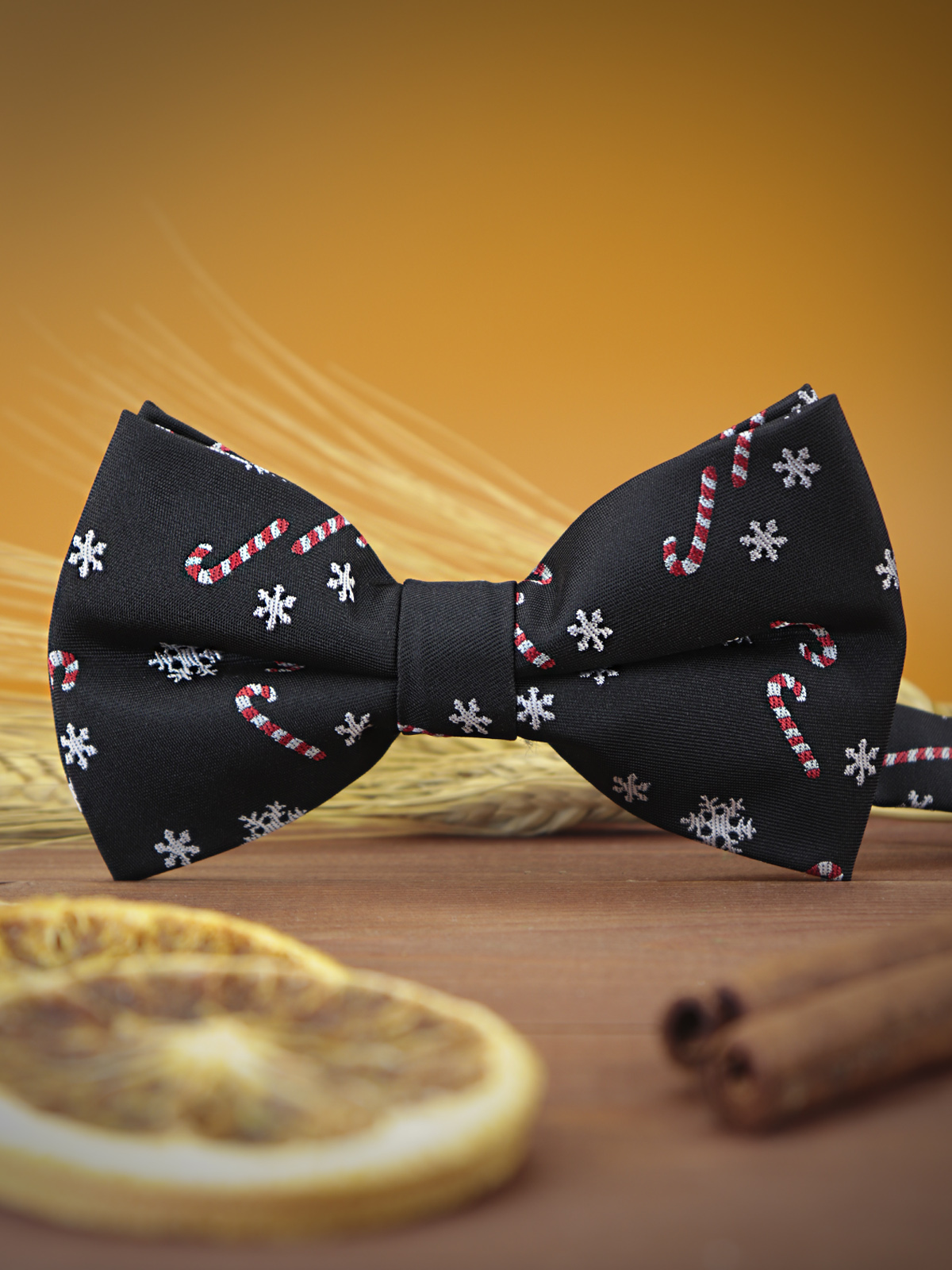 фото Галстук-бабочка черная новогодняя со снежинками и конфетами от 2beMan.ru