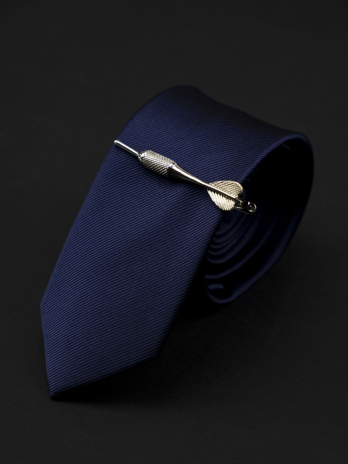 Зажим для галстука дротик серебристый купить. Состав: Ювелирная сталь 316L, Цвет: Стальной, Габариты: 60 мм х 10 мм (в самой широкой части), Вес: 23 гр.; 
