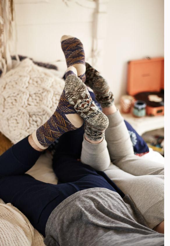 Носки из натуральной шерсти будут согревать ноги в холодную погоду и дарить прохладу, когда температура воздуха поднимется.