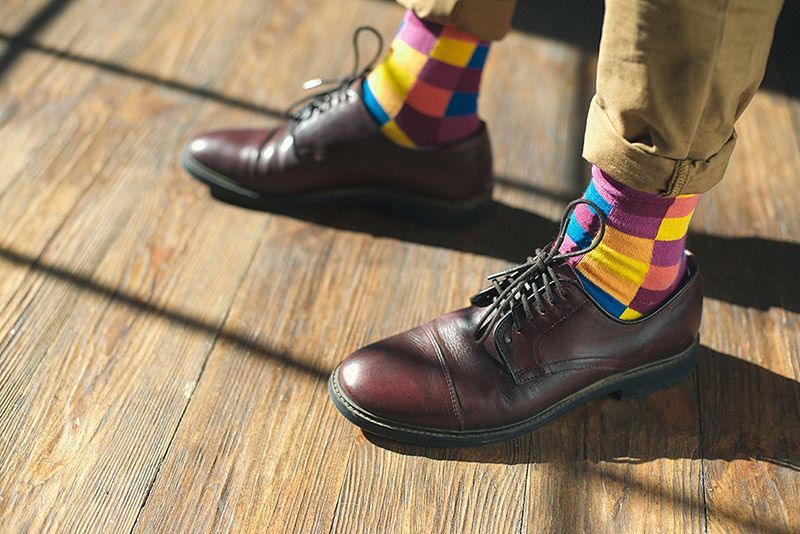 Как правильно носить цветные носки?