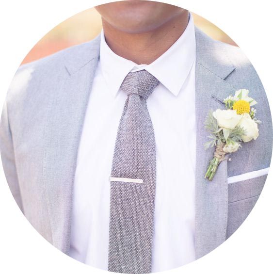 Идеально подобранный образ для жениха, зажим для галстука, вязаный галстук и бутоньерка в стиле букета невесты.