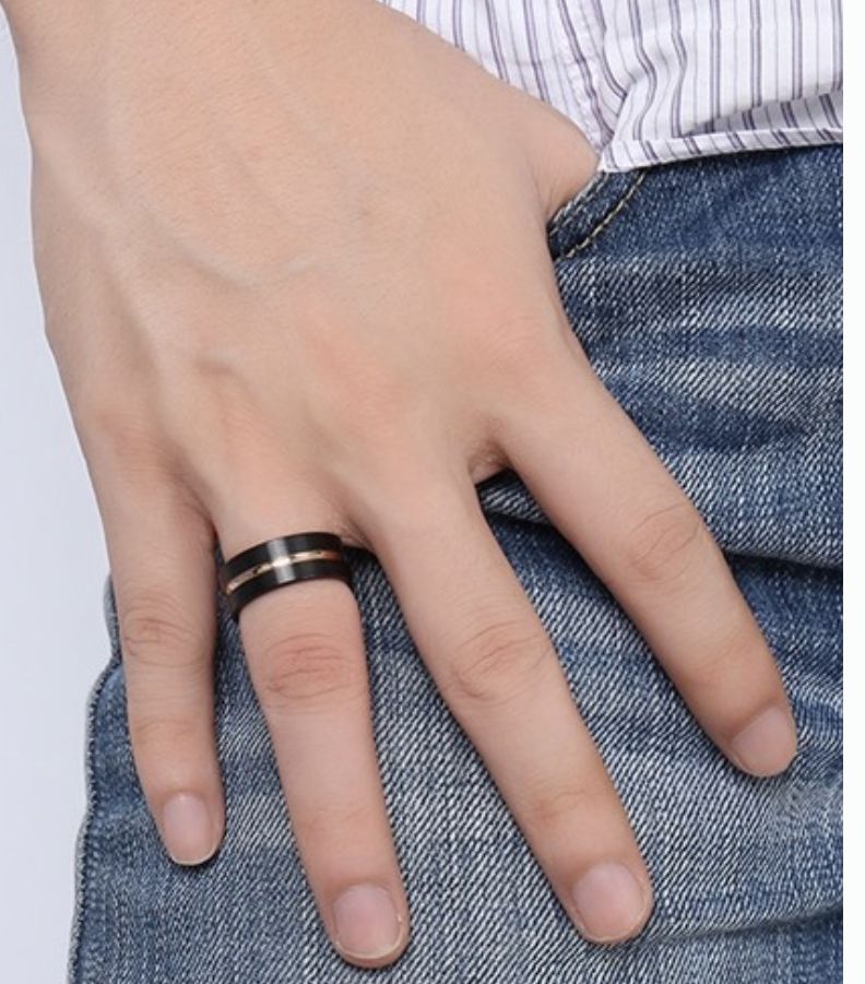 Стальное кольцо черного цвета для мужчины с прожилкой цвета розового золота